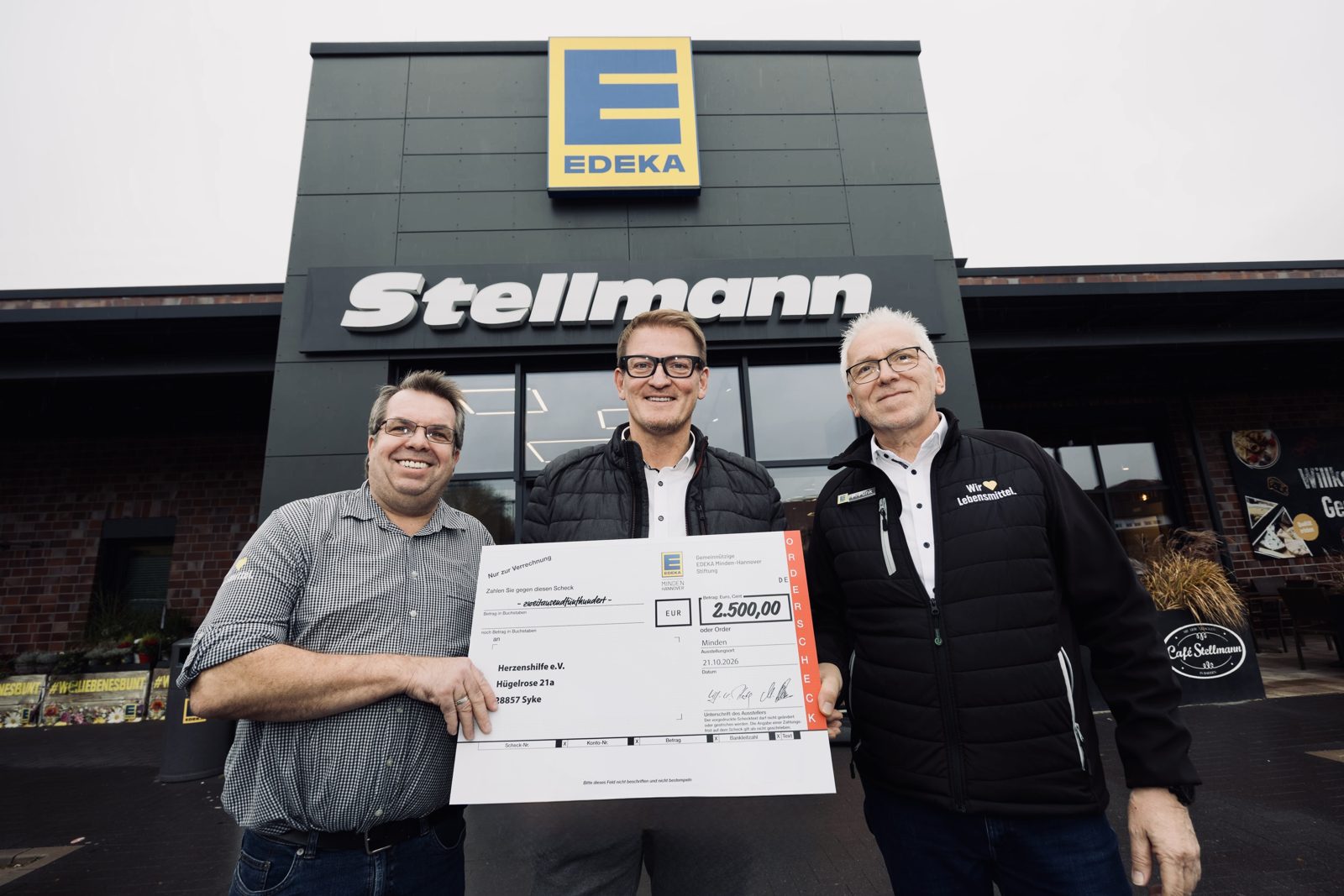 Spendenübergabe der Gemeinnützigen EDEKA Minden-Hannover Stiftung an Herzenshilfe e.V. vor dem EDEKA-Markt Stellmann in Syke